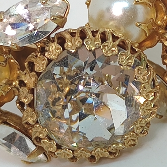 * vintage Schreiner faux pearl with clear crystals gold tone clip on earrings - Picture 4 of 12